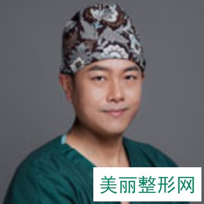 顾云鹏,技术很多方面,擅长进行面部轮廓整形以及眼鼻面部综合整形手术